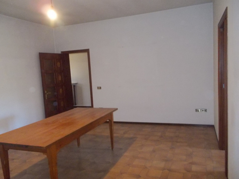 Al centro del paese CASA singola composta al piano terra da un ampio magazzino nel retro e da un ...