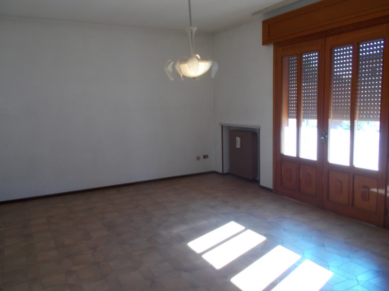 Al centro del paese CASA singola composta al piano terra da un ampio magazzino nel retro e da un ...