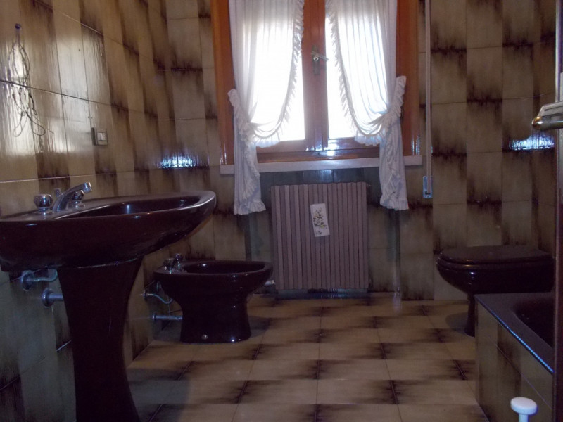 Al centro del paese CASA singola composta al piano terra da un ampio magazzino nel retro e da un ...