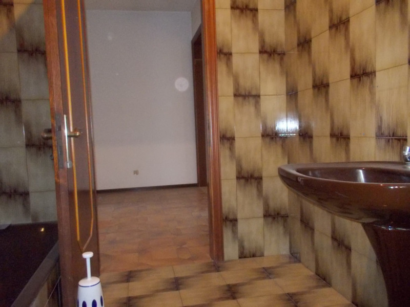 Al centro del paese CASA singola composta al piano terra da un ampio magazzino nel retro e da un ...