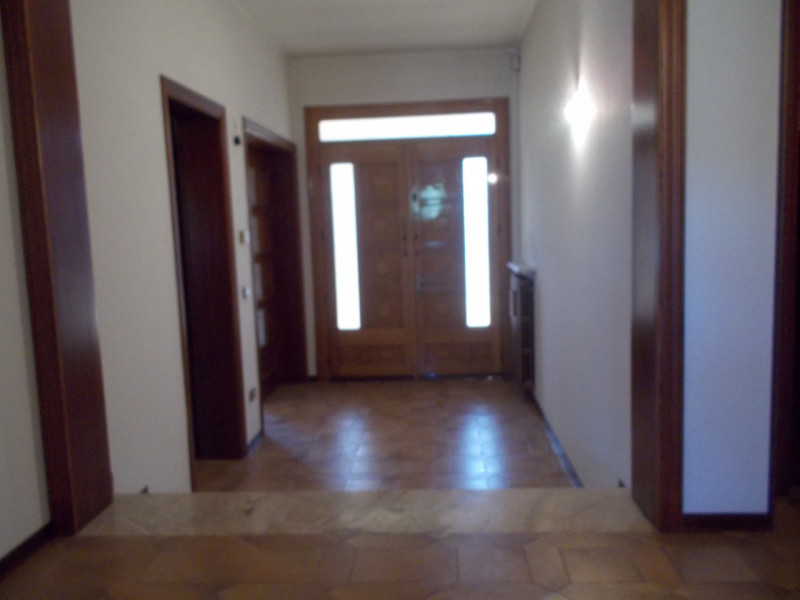 Al centro del paese CASA singola composta al piano terra da un ampio magazzino nel retro e da un ...