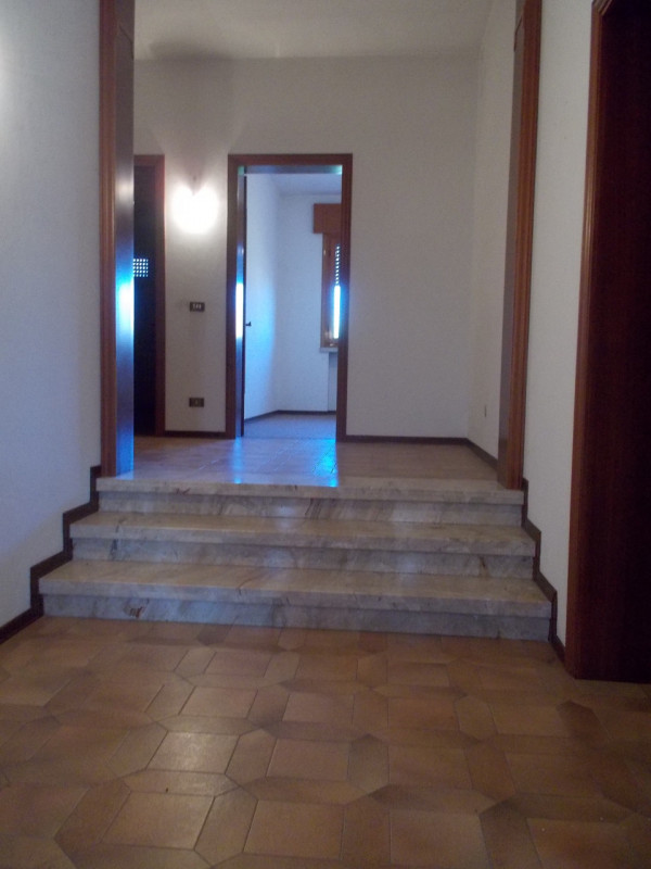 Al centro del paese CASA singola composta al piano terra da un ampio magazzino nel retro e da un ...