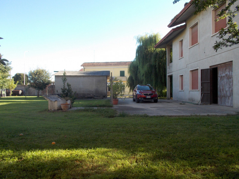 Al centro del paese CASA singola composta al piano terra da un ampio magazzino nel retro e da un ...