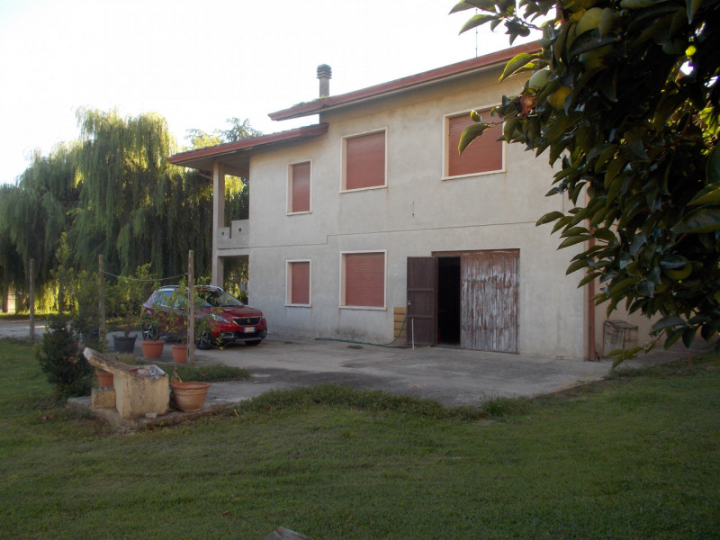 Al centro del paese CASA singola composta al piano terra da un ampio magazzino nel retro e da un ...