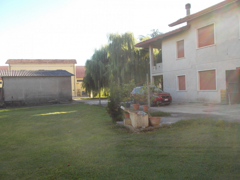 Al centro del paese CASA singola composta al piano terra da un ampio magazzino nel retro e da un ...