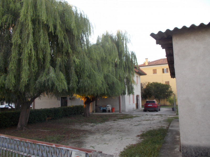 Al centro del paese CASA singola composta al piano terra da un ampio magazzino nel retro e da un ...