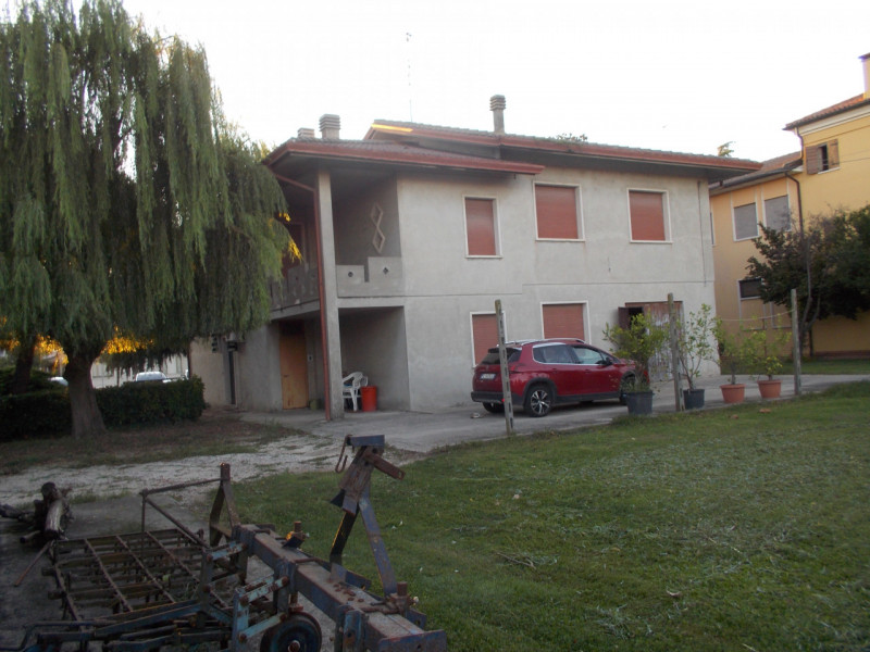 Al centro del paese CASA singola composta al piano terra da un ampio magazzino nel retro e da un ...