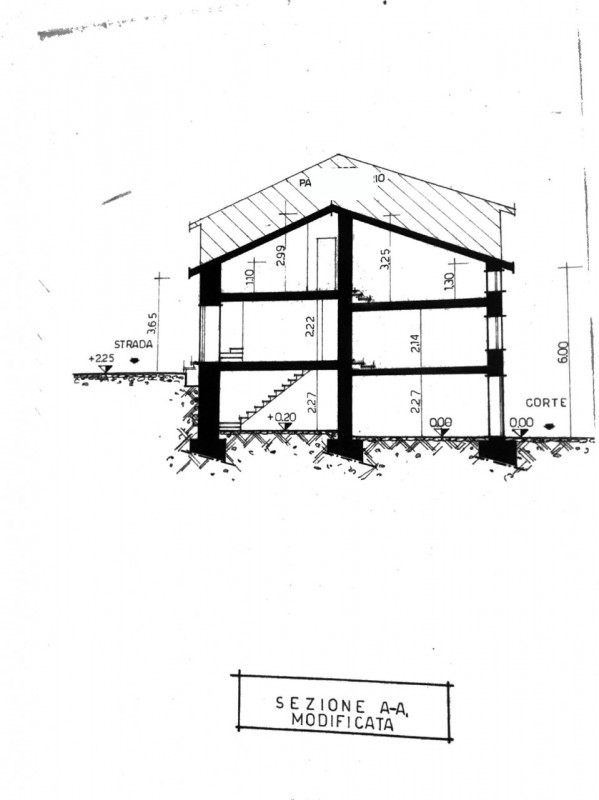 Ampia casa di corte, in pieno centro storico nella frazione di Durlo, unica casa con portico priv...
