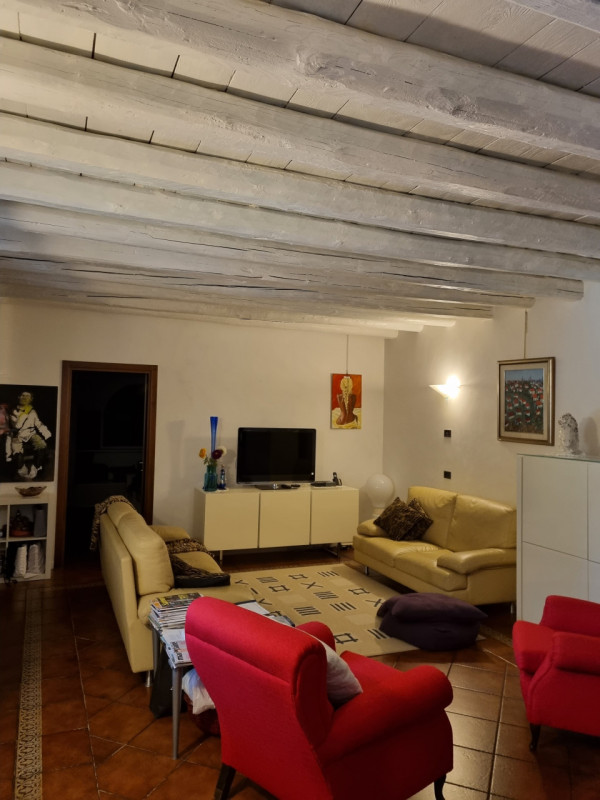 Favolosa casa singola composta da: ampio portico con ingresso, sala da pranzo, cucina, spazioso e...