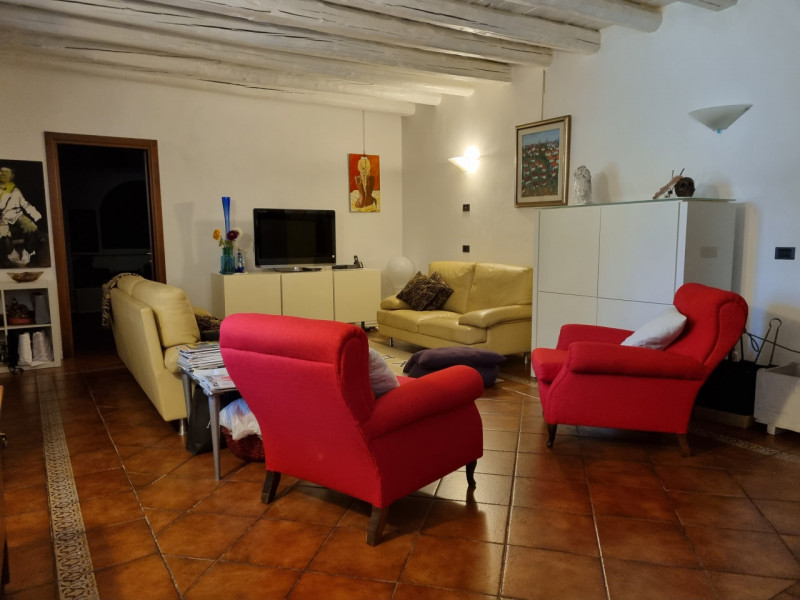 Favolosa casa singola composta da: ampio portico con ingresso, sala da pranzo, cucina, spazioso e...