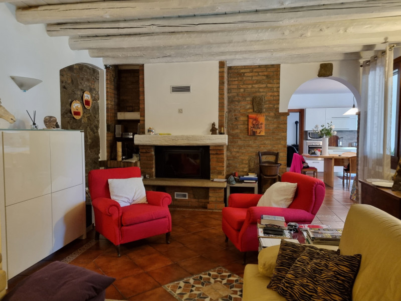 Favolosa casa singola composta da: ampio portico con ingresso, sala da pranzo, cucina, spazioso e...