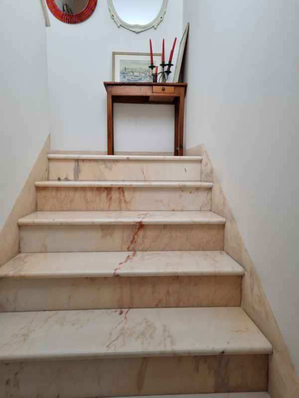 Favolosa casa singola composta da: ampio portico con ingresso, sala da pranzo, cucina, spazioso e...