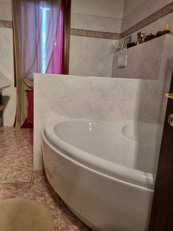 Favolosa casa singola composta da: ampio portico con ingresso, sala da pranzo, cucina, spazioso e...