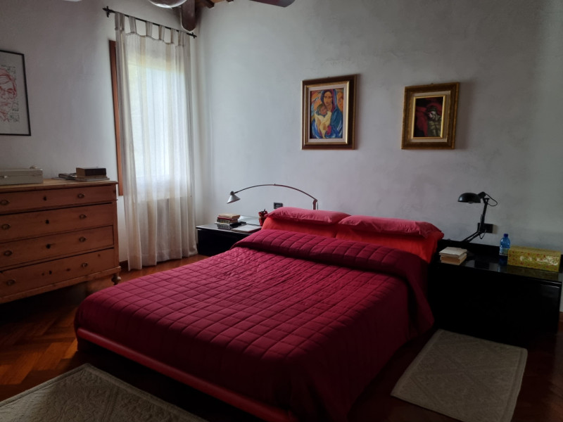 Favolosa casa singola composta da: ampio portico con ingresso, sala da pranzo, cucina, spazioso e...