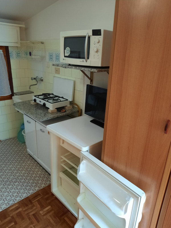 SOLUZIONE DI MONOLOCALE MANSARDA CON ANGOLO COTTURA SERVIZIO BAGNO WC privato esterno DOCCIA este...