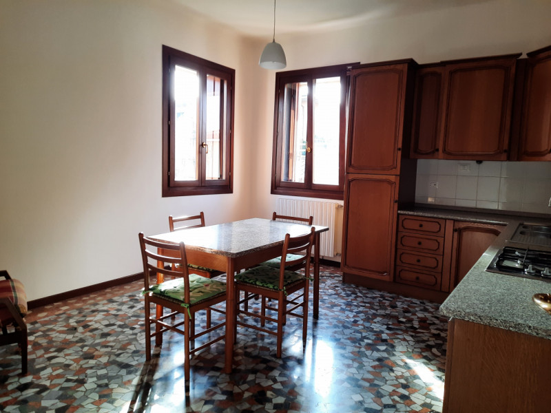 BICAMERE AMPIO E RIAMMODERNATO IN LOCAZIONE A VICENZA - ZONA FERROVIERI - Rif. 7652
CONTRATTO 3+2...