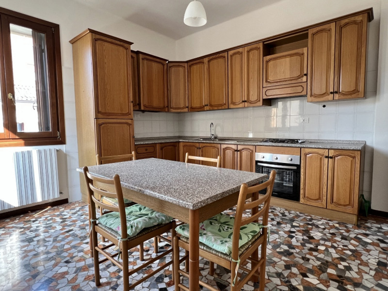 BICAMERE AMPIO E RIAMMODERNATO IN LOCAZIONE A VICENZA - ZONA FERROVIERI - Rif. 7652
CONTRATTO 3+2...