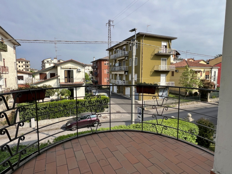 BICAMERE AMPIO E RIAMMODERNATO IN LOCAZIONE A VICENZA - ZONA FERROVIERI - Rif. 7652
CONTRATTO 3+2...