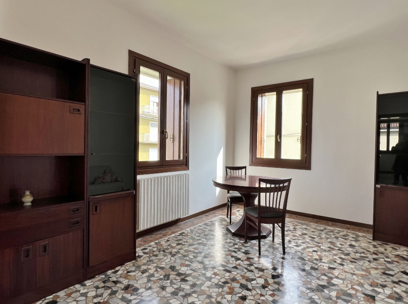 BICAMERE AMPIO E RIAMMODERNATO IN LOCAZIONE A VICENZA - ZONA FERROVIERI - Rif. 7652
CONTRATTO 3+2...