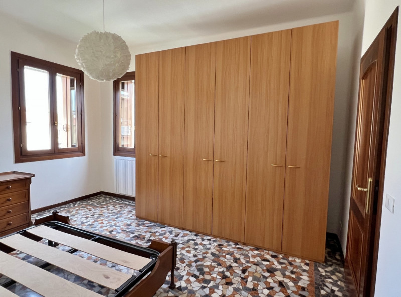 BICAMERE AMPIO E RIAMMODERNATO IN LOCAZIONE A VICENZA - ZONA FERROVIERI - Rif. 7652
CONTRATTO 3+2...