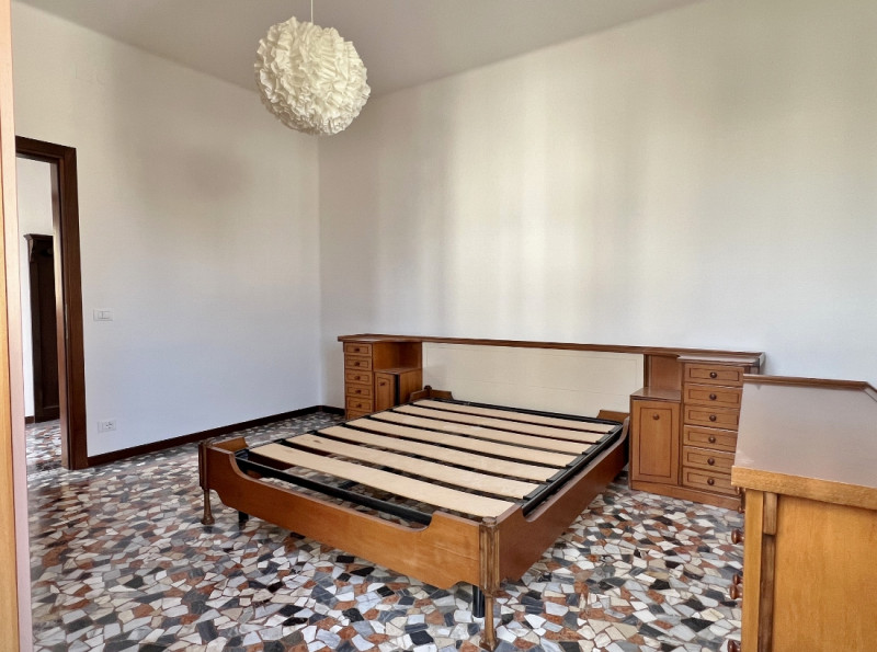 BICAMERE AMPIO E RIAMMODERNATO IN LOCAZIONE A VICENZA - ZONA FERROVIERI - Rif. 7652
CONTRATTO 3+2...