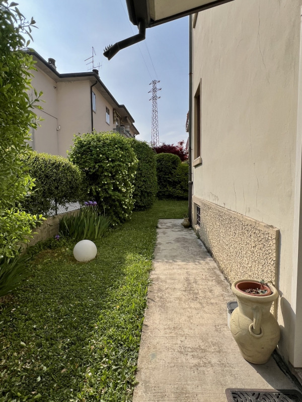 BICAMERE AMPIO E RIAMMODERNATO IN LOCAZIONE A VICENZA - ZONA FERROVIERI - Rif. 7652
CONTRATTO 3+2...