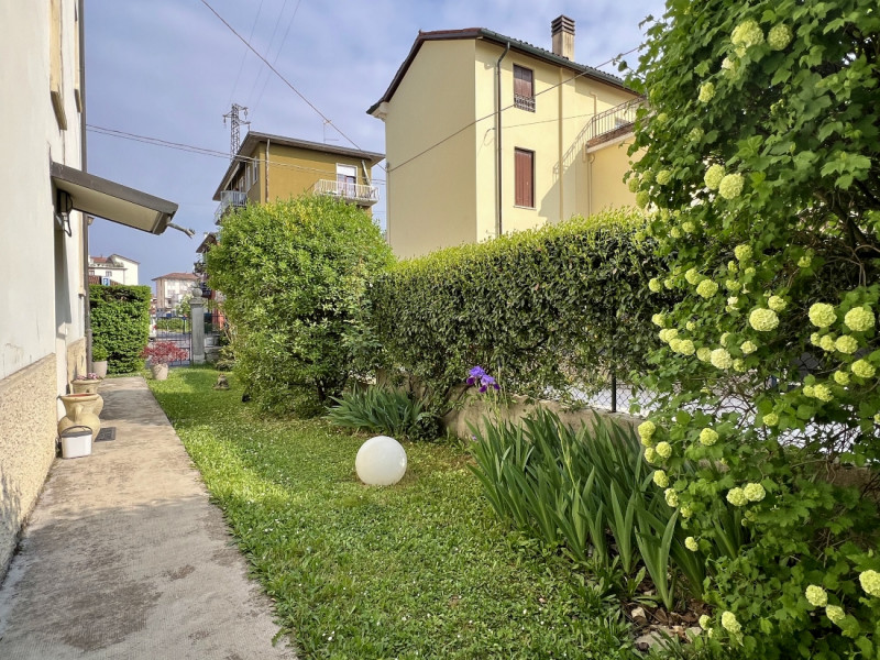 BICAMERE AMPIO E RIAMMODERNATO IN LOCAZIONE A VICENZA - ZONA FERROVIERI - Rif. 7652
CONTRATTO 3+2...