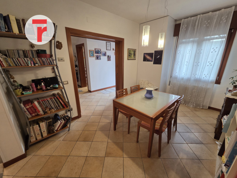 Mejaniga - Zona centrale e comoda a tutti i servizi del quartiere come fermata autobus, scuole, s...