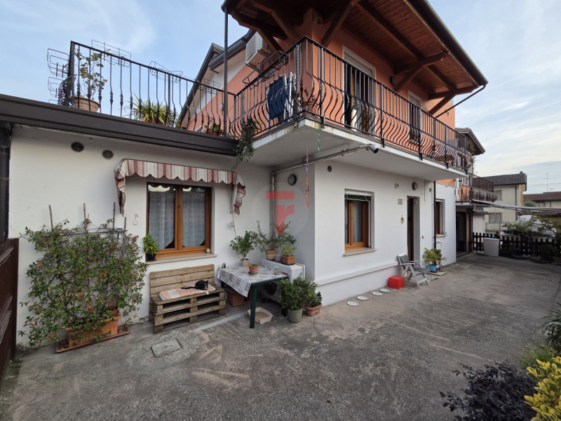Mejaniga - Zona centrale e comoda a tutti i servizi del quartiere come fermata autobus, scuole, s...
