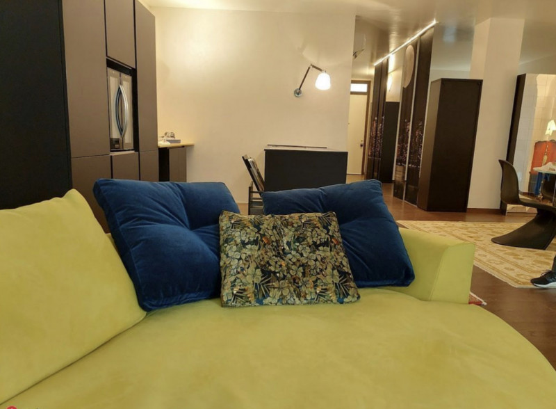 (Per INFO Monica 3482688677) Scopri questo straordinario loft open-space situato nel cuore di Pad...