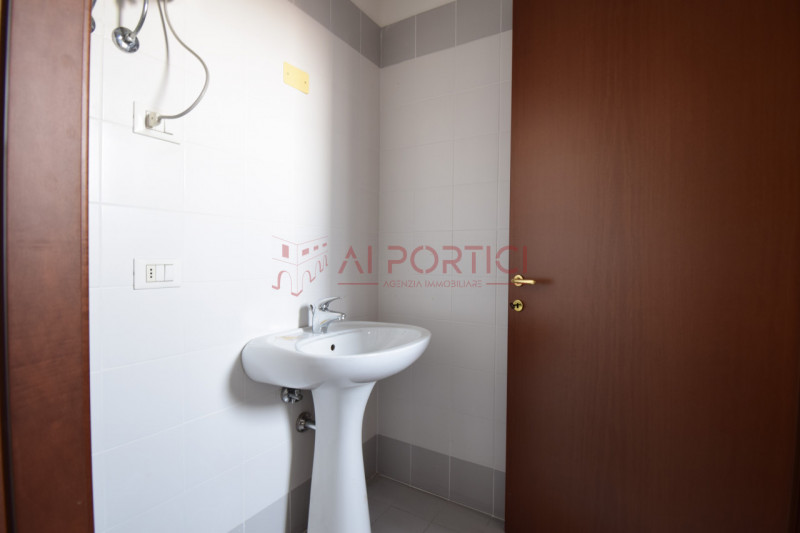 PIOVE DI SACCO - APPARTAMENTO di 73 mq. calpestabili, attualmente accatastato come ufficio ma è i...