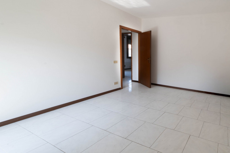 PONTELONGO - Proponiamo APPARTAMENTO con 2 camere, situato in zona centrale del paese, comodo ai ...