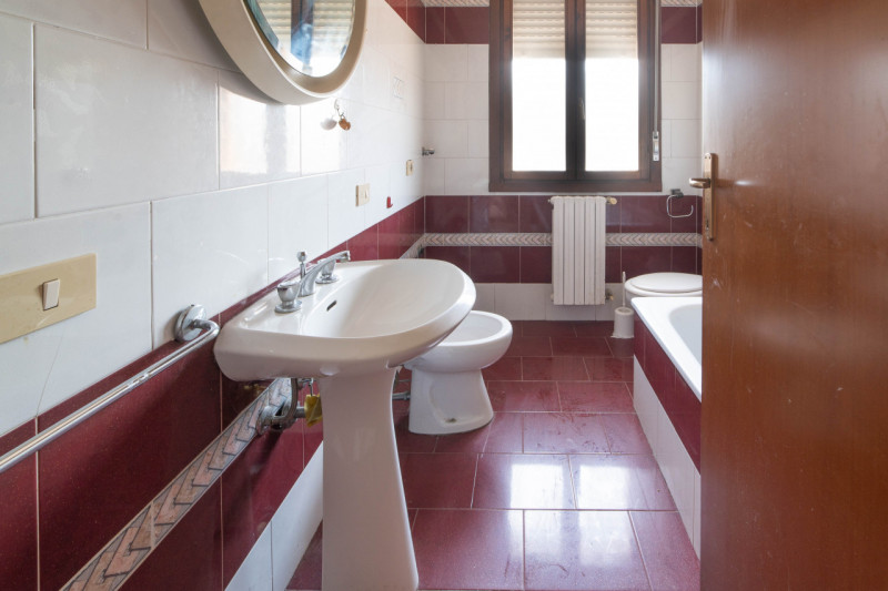 PONTELONGO - Proponiamo APPARTAMENTO con 2 camere, situato in zona centrale del paese, comodo ai ...