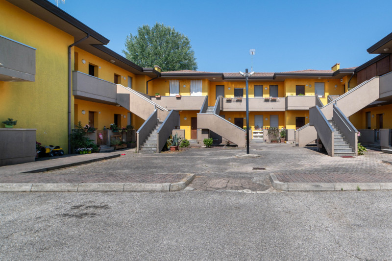 PONTELONGO - Proponiamo APPARTAMENTO con 2 camere, situato in zona centrale del paese, comodo ai ...