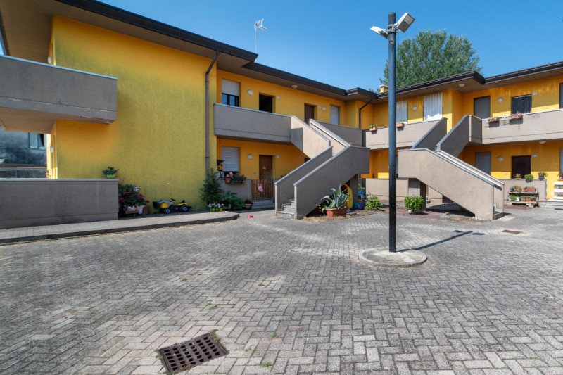 PONTELONGO - Proponiamo APPARTAMENTO con 2 camere, situato in zona centrale del paese, comodo ai ...