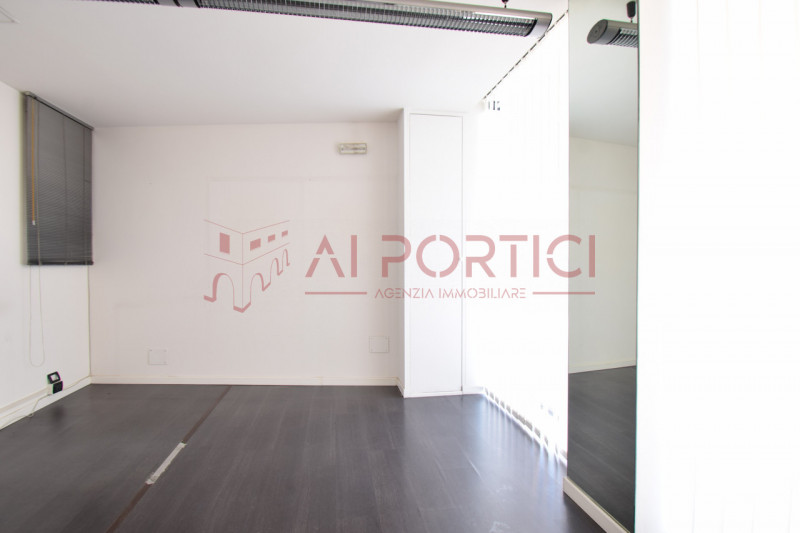 PIOVE DI SACCO Centro Storico - NEGOZIO di circa 30 mq + eventuale soppalco di ulteriori 10 mq. I...