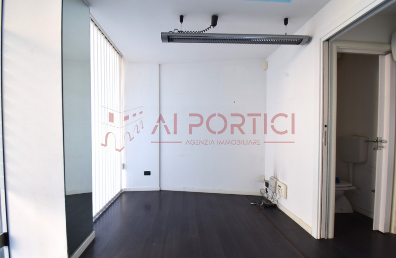 PIOVE DI SACCO Centro Storico - NEGOZIO di circa 30 mq + eventuale soppalco di ulteriori 10 mq. I...