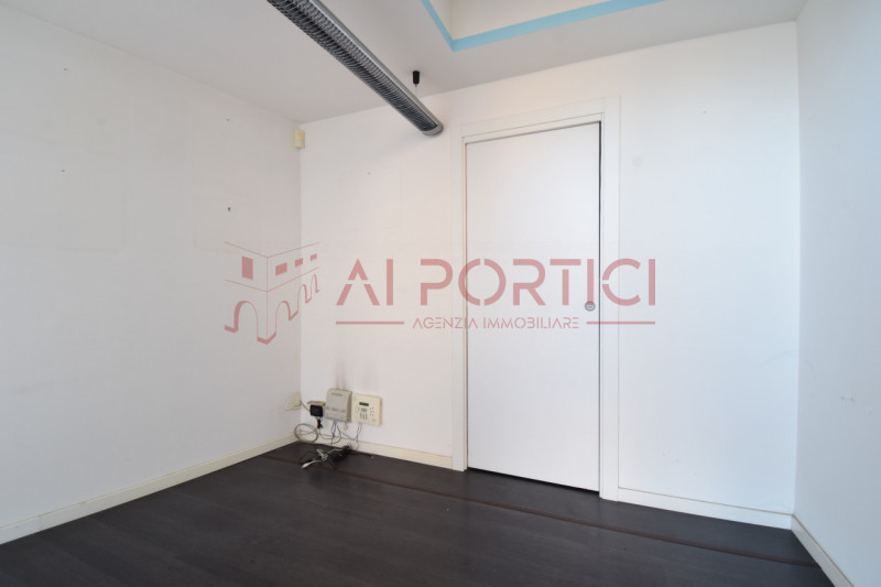 PIOVE DI SACCO Centro Storico - NEGOZIO di circa 30 mq + eventuale soppalco di ulteriori 10 mq. I...