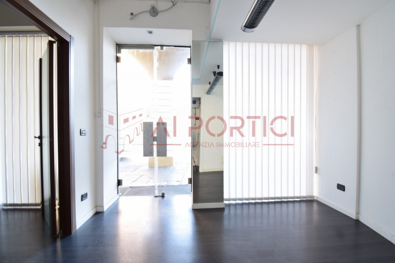 PIOVE DI SACCO Centro Storico - NEGOZIO di circa 30 mq + eventuale soppalco di ulteriori 10 mq. I...