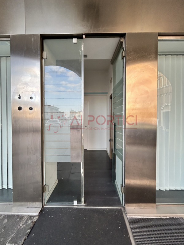 PIOVE DI SACCO Centro Storico - NEGOZIO di circa 30 mq + eventuale soppalco di ulteriori 10 mq. I...