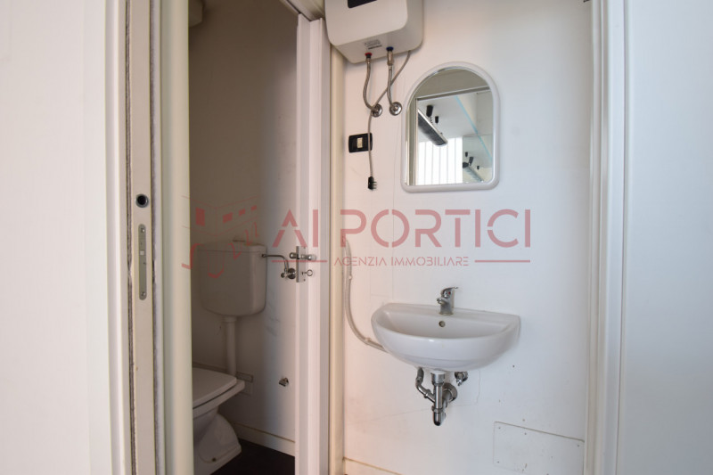 PIOVE DI SACCO Centro Storico - NEGOZIO di circa 30 mq + eventuale soppalco di ulteriori 10 mq. I...