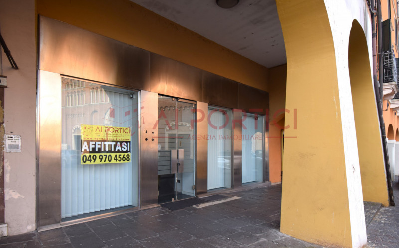 PIOVE DI SACCO Centro Storico - NEGOZIO di circa 30 mq + eventuale soppalco di ulteriori 10 mq. I...