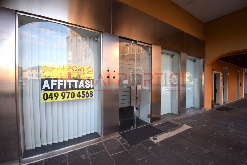 PIOVE DI SACCO Centro Storico - NEGOZIO di circa 30 mq + eventuale soppalco di ulteriori 10 mq. I...