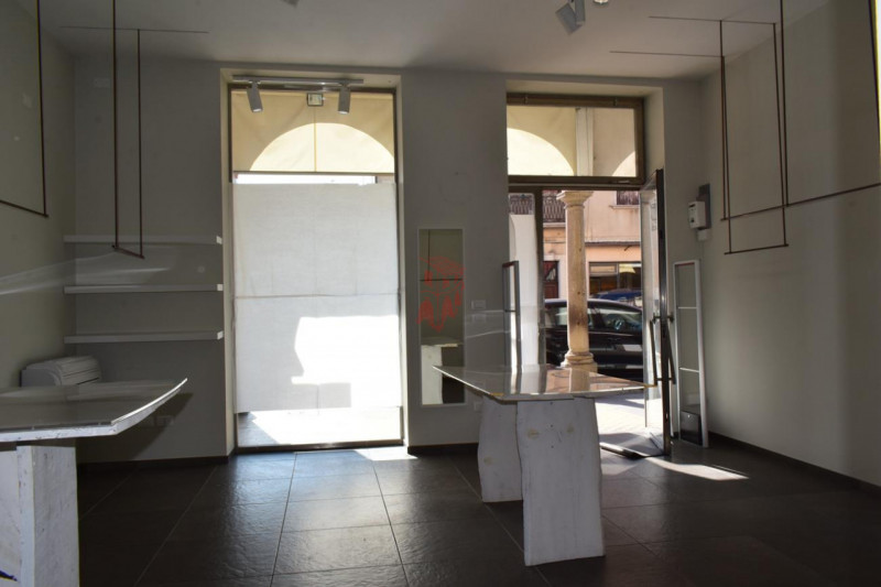 PIOVE DI SACCO centro storico – Nella via commercialmente più importante del paese, di recente ri...