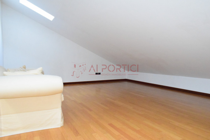 PIOVE DI SACCO – Luminoso e spazioso APPARTAMENTO con MANSARDA posto in tranquillo quartiere peri...