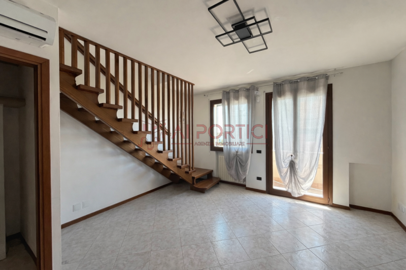 Campagnola di BRUGINE – APPARTAMENTO sviluppato in 2 piani con terrazzo, così composto: al piano ...