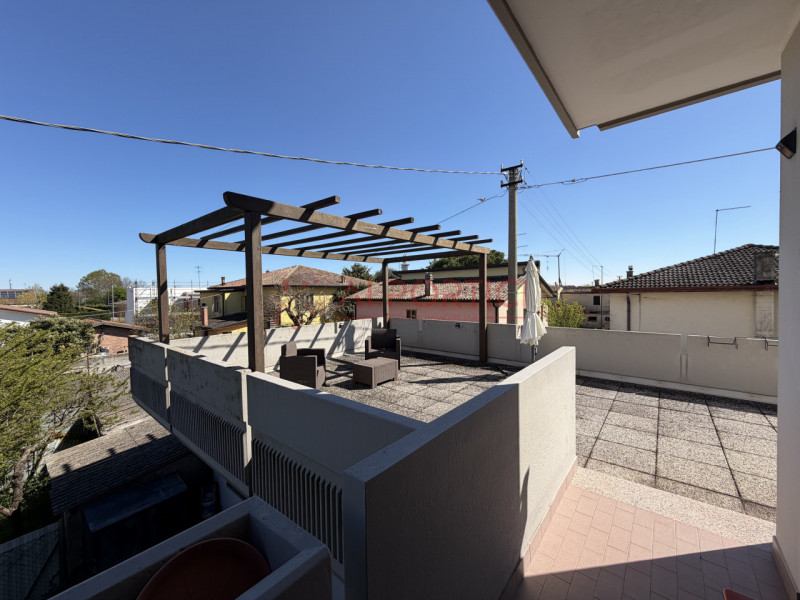 Campagnola di BRUGINE – APPARTAMENTO sviluppato in 2 piani con terrazzo, così composto: al piano ...