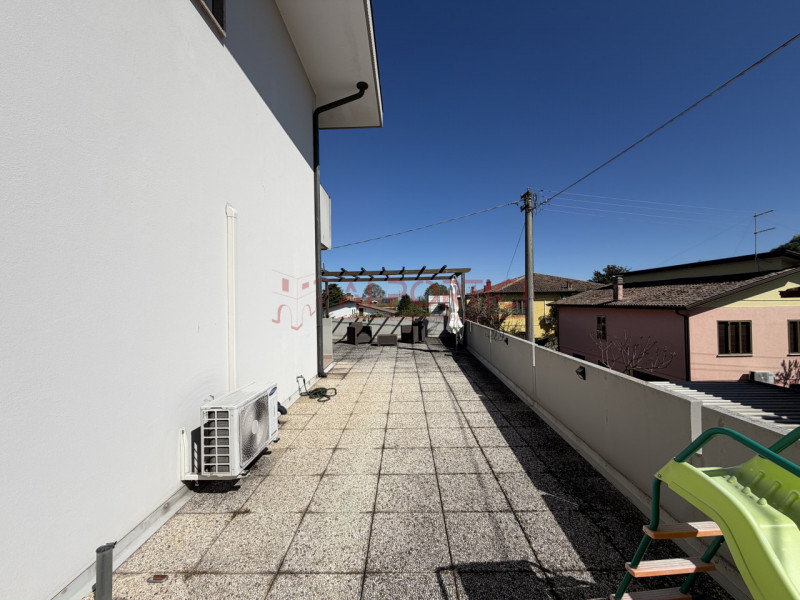 Campagnola di BRUGINE – APPARTAMENTO sviluppato in 2 piani con terrazzo, così composto: al piano ...