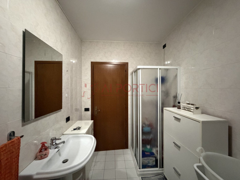 Campagnola di BRUGINE – APPARTAMENTO sviluppato in 2 piani con terrazzo, così composto: al piano ...