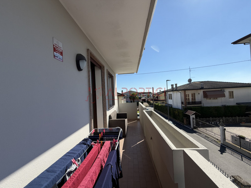 Campagnola di BRUGINE – APPARTAMENTO sviluppato in 2 piani con terrazzo, così composto: al piano ...